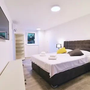 Pia Volosko, Apartament Opatija